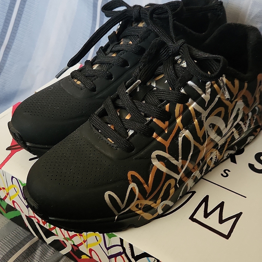 Sketchers 7.5 female Black gold/silver hearts